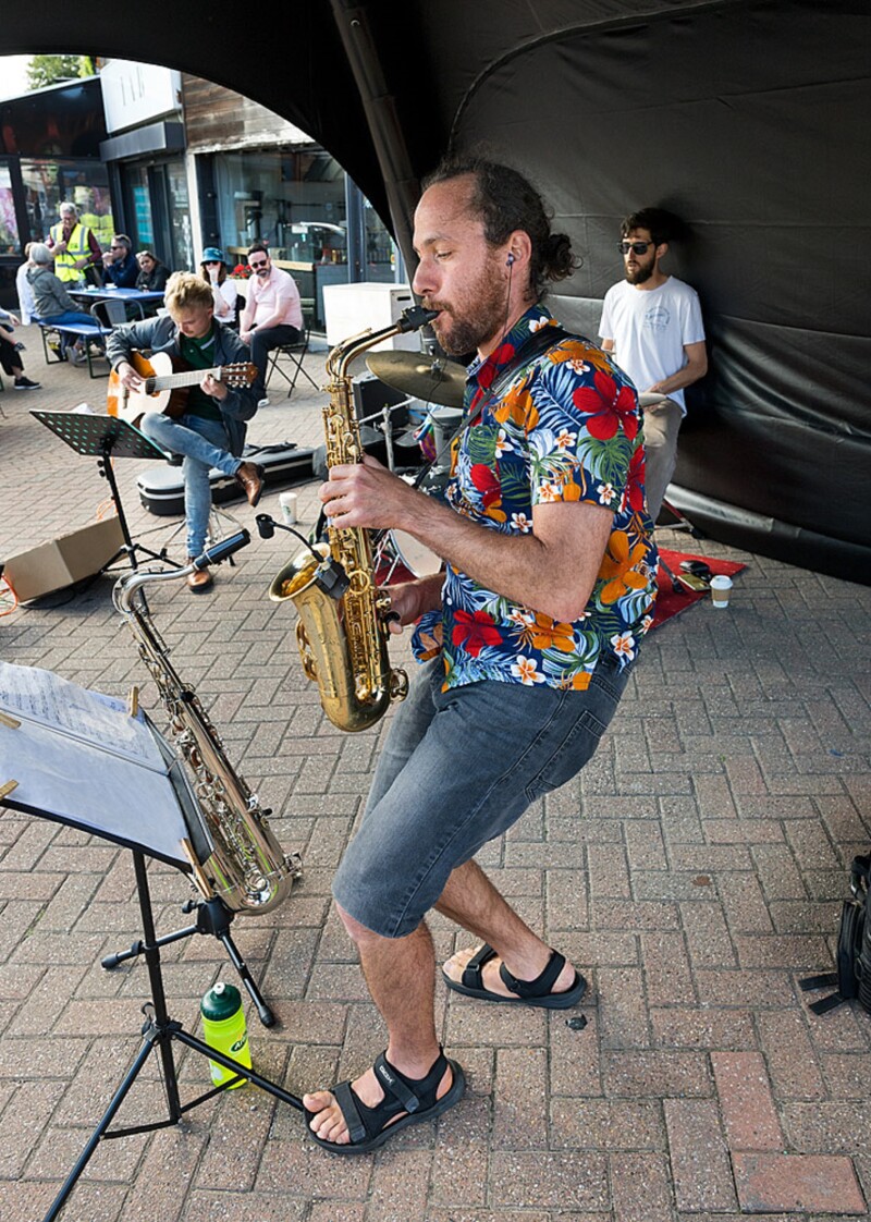 Pitanga Acoustic Trio play Rush Hour Jazz